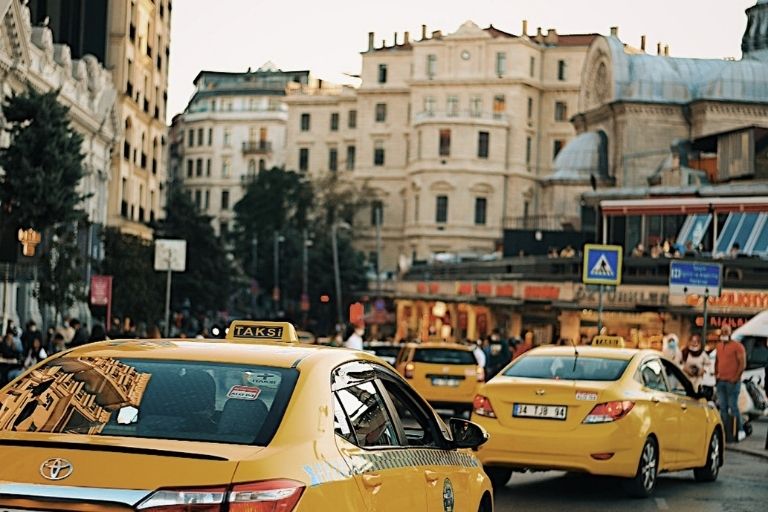 Can UK Taxis Be Tracked in Real Time For Safety?